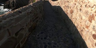 石头的道路。走到前面的岩石上