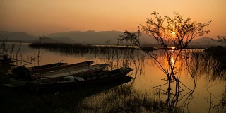湖上的日落