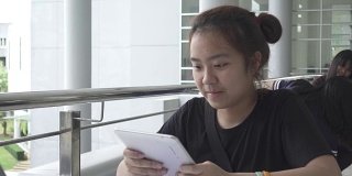 4K多莉:年轻女性用数字平板电脑学习