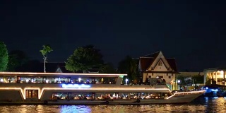 panning:夜间乘船游览Wat Arun