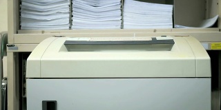 文件碎纸机在工作。