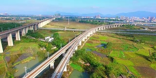 在桂林喀斯特地貌中的高速公路