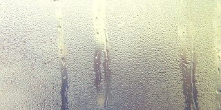 雨水滴在窗户玻璃上-全高清。