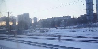 从火车窗口看到的城市景观