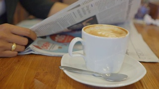 看报纸，喝咖啡视频素材模板下载