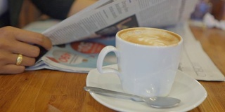 看报纸，喝咖啡