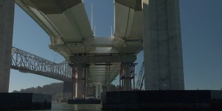 在新旧金山海湾大桥下航行