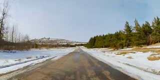 在冬季的高山高原上，走亲路