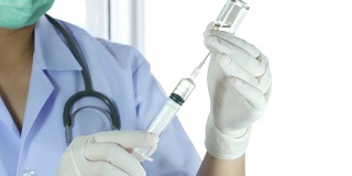 男外科医生用医用注射器注射疫苗和药物，4k分辨率(超高清)