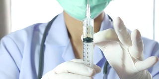 男外科医生用医用注射器注射疫苗和药物，4k分辨率(超高清)