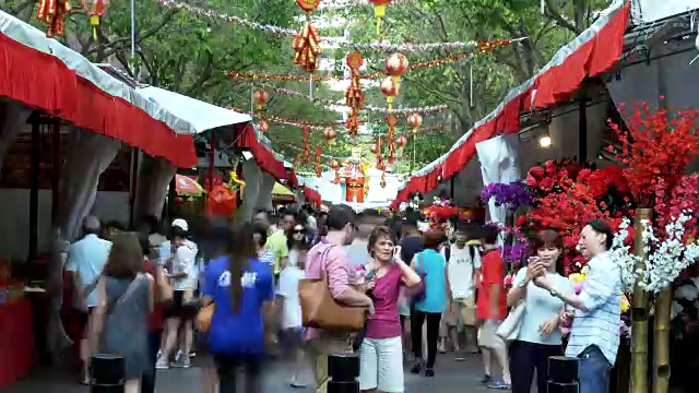 4K:人们在除夕夜在市场上购物。