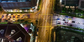 强烈的高角度视图时间推移在高峰时间与当地的交通和cummuters在新加坡市中心的最高质量(4K/超高清到高清)-股票视频