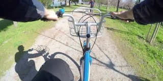 在伊兹密尔骑自行车