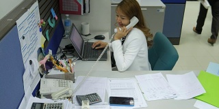 4K:女商人用办公室电话工作