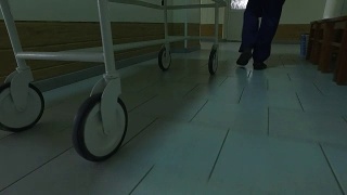护士在手术室移动医院的轮床视频素材模板下载