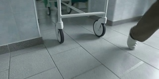 护士在手术室移动医院的轮床