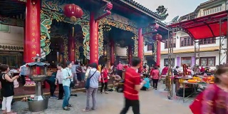 人群在中国寺庙举行仪式的时间流逝