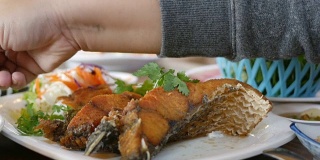 鱼碟——炸鱼配蔬菜