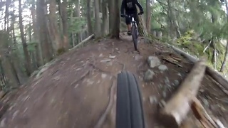 在加拿大惠斯勒骑山地自行车视频素材模板下载