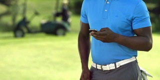 女士TU非洲后裔高尔夫球员有一个电话