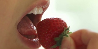 女孩吃草莓的特写镜头HE FO