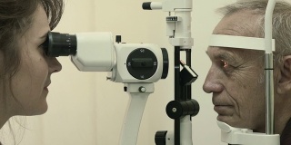 验光师检查人的视力