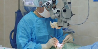 显微外科医生在手术室工作