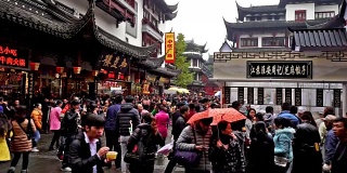 中国上海，2015年11月28日:顾客在中国上海著名的城隍庙老街漫步