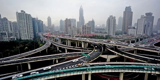 中国上海，2015年11月28日:中国上海交通和建筑鸟瞰图