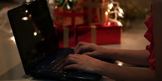 在电脑键盘上打字的职业妇女