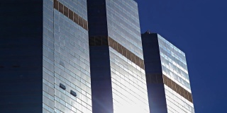 高清延时玻璃:摩天大楼的日光反射玻璃。(放大)