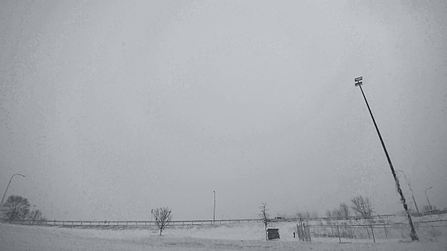 从停着的汽车到下雪的高速公路的视野