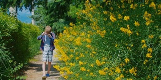 男孩因开花植物的花粉而打喷嚏