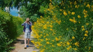 男孩因开花植物的花粉而打喷嚏视频素材模板下载