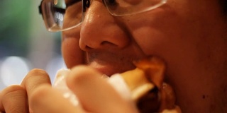 亚洲男人吃汉堡