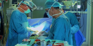 手术小组给病人做手术