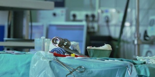 手术室的桌子上有医疗工具