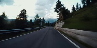 在欧洲阿尔卑斯山的白云石上开车