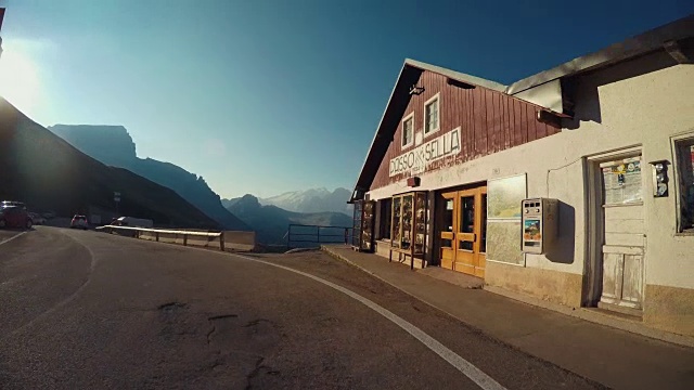 在Dolomites上开车:Passo Sella