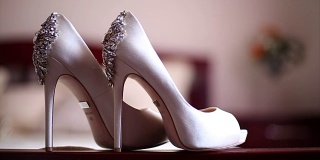 时尚新娘的鞋子