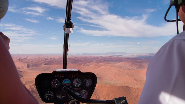 从直升飞机的窗口俯瞰纳米比亚的空中沙漠