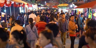 人群在清迈夜间步行街，春节