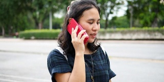 一个亚洲女人在打电话