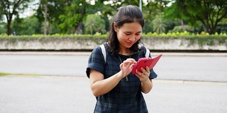 一个亚洲女人在用手机发短信