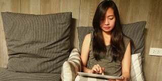 亚洲女性放松使用平板电脑