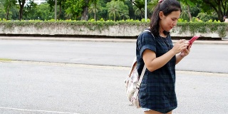 一个亚洲女人在用手机发短信