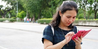 一个亚洲女人在用手机发短信