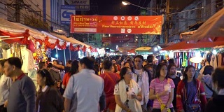 人群在清迈夜间步行街，春节