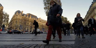 日落时分巴黎香榭丽舍大街上的交通和行人