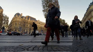 日落时分巴黎香榭丽舍大街上的交通和行人视频素材模板下载